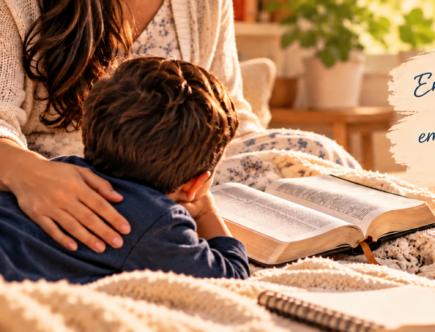 Culpa de mãe na maternidade real: mãe e filho lendo a Bíblia juntos